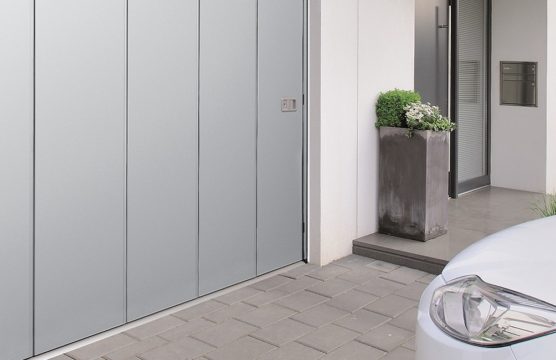 Porte de garage à déplacement latéral