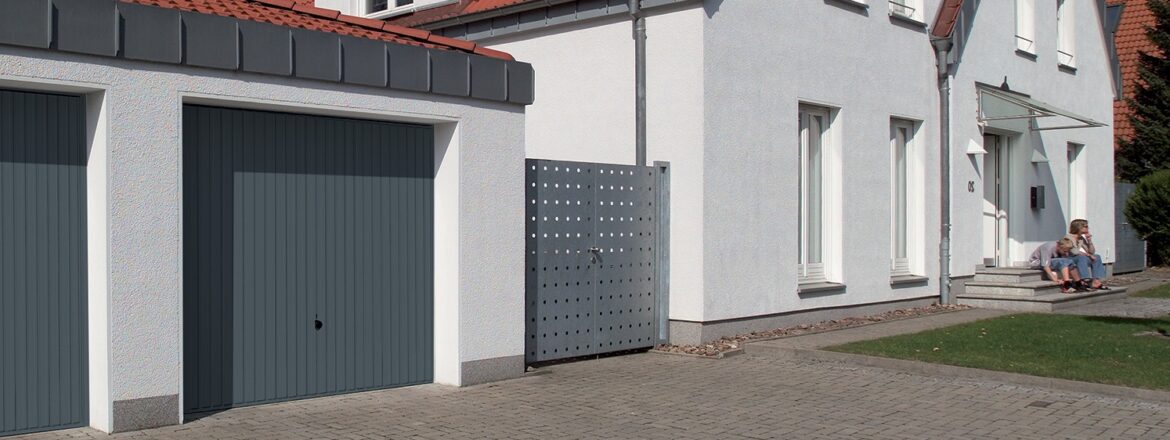 Porte basculante débordante avec rails