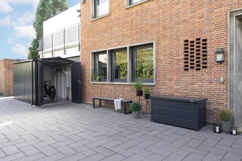 Abri de jardin collé contre la façade d'une maison